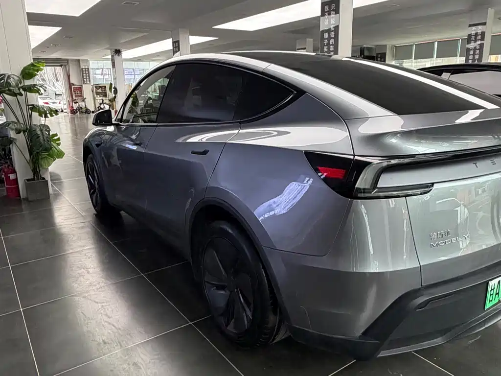 Tesla Model Y 2025 — фото 4