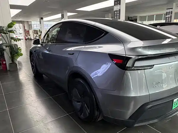 Tesla Model Y 2025