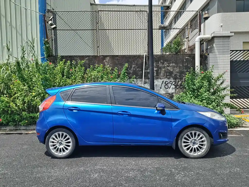 Ford Fiesta 2013 — фото 10