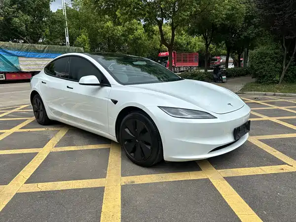 Tesla Model 3 2024