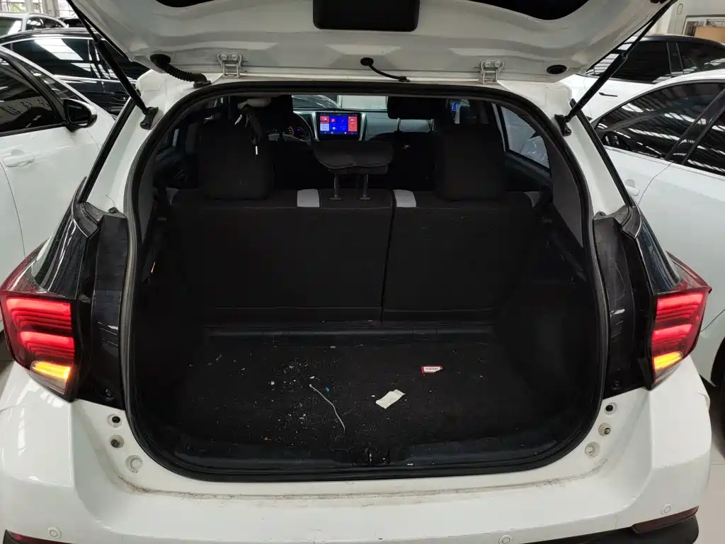 Toyota Yaris L 2022 — фото 15