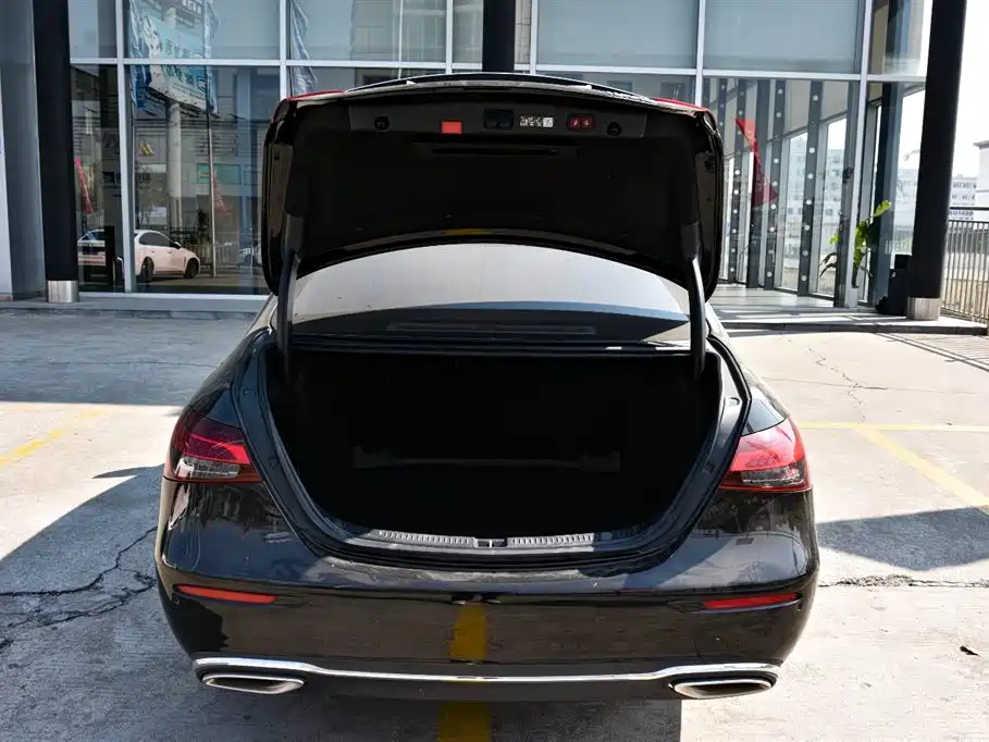 Mercedes-Benz E-Class 2023 — фото 12