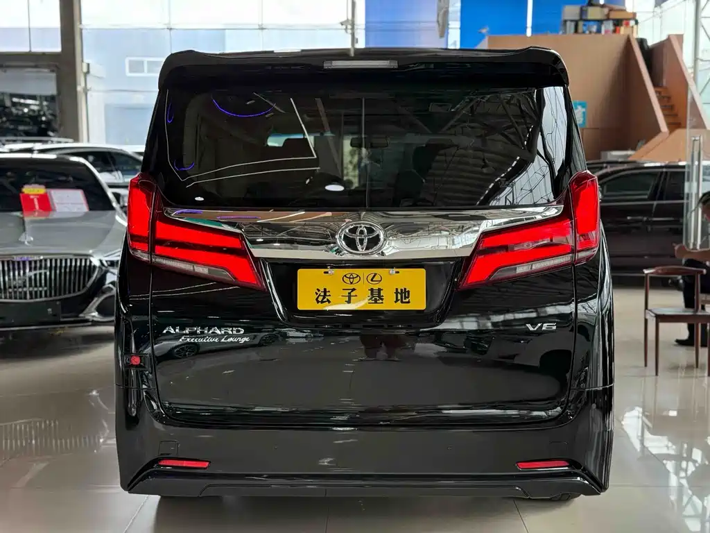 Toyota Alphard 2018 — фото 25
