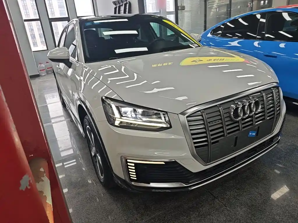 Audi Q2L e-tron 2020 — фото 4