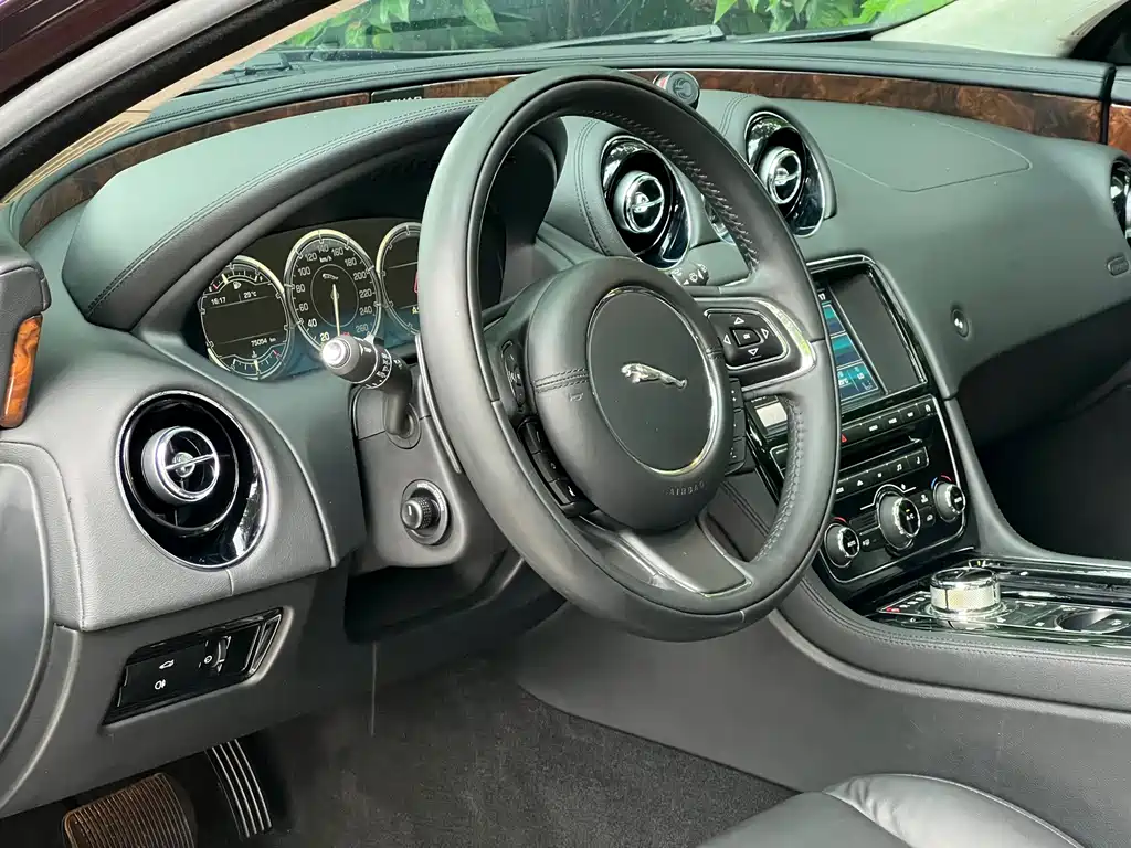 Jaguar XJ 2015 — фото 11