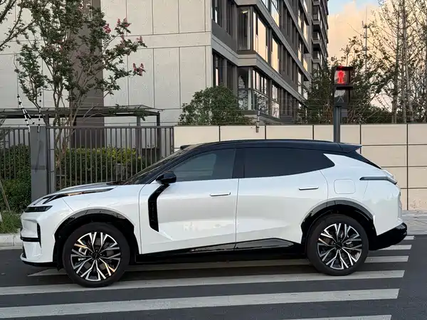 Lynk & Co 08 EM-P 2025