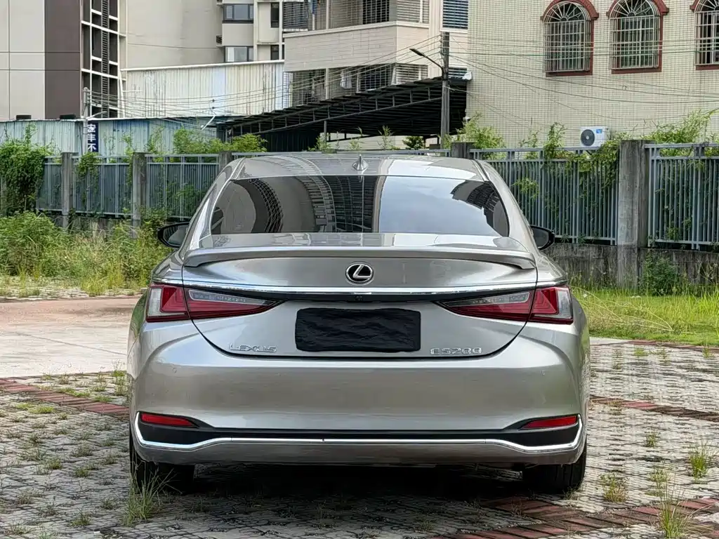 Lexus ES 2018 — фото 8
