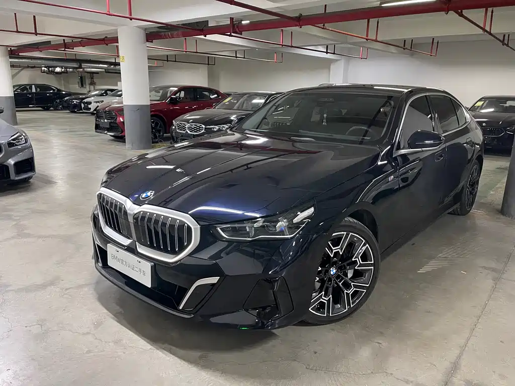BMW 5 Series 2025 — фото 1