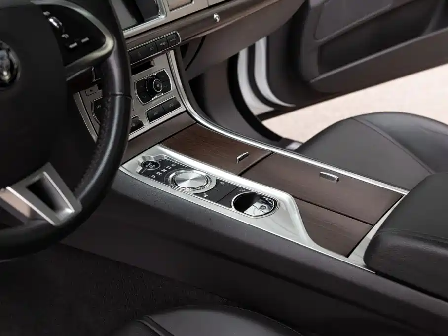 Jaguar XF 2014 — фото 10