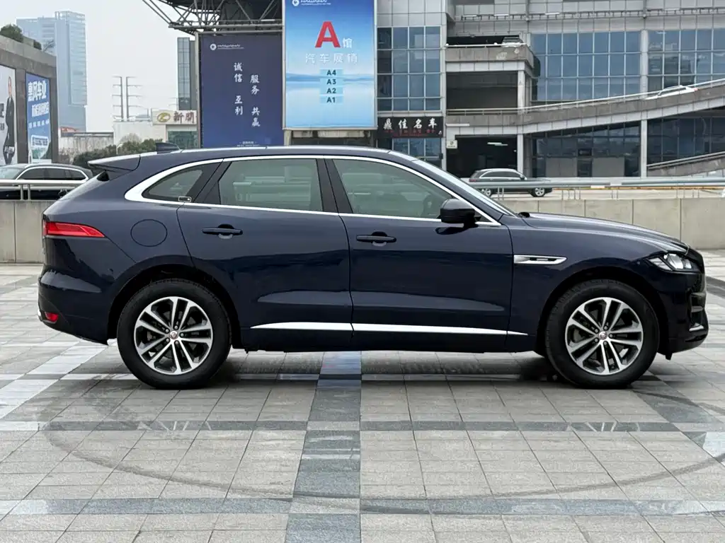 Jaguar F-PACE 2017 — фото 20