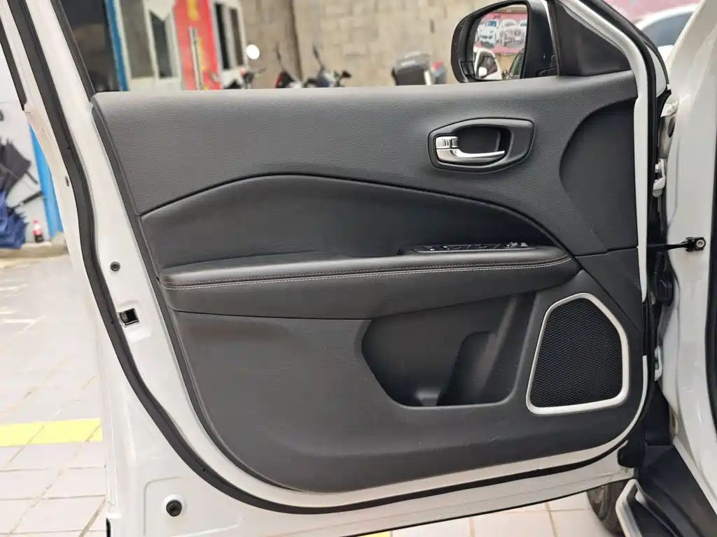 Jeep Compass 2018 — фото 18