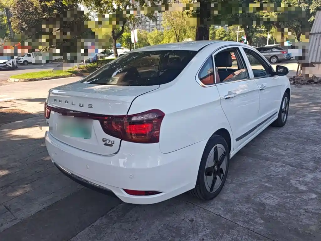 Dongfeng E70 2022