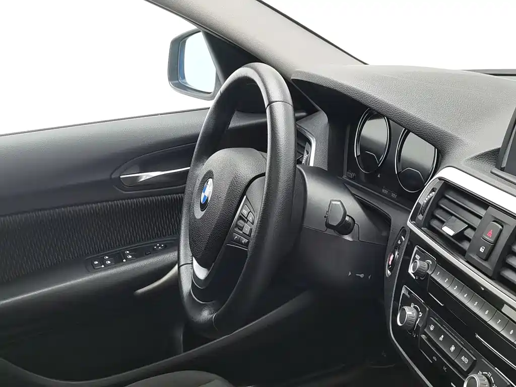 BMW 1 Series 2018 — фото 22