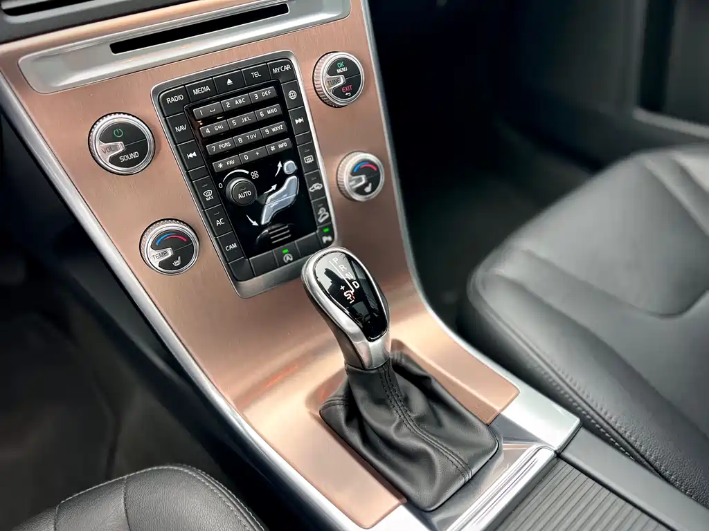 Volvo XC60 2017 — фото 16