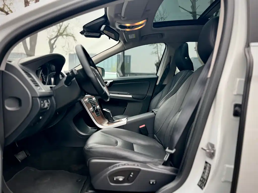 Volvo XC60 2017 — фото 23