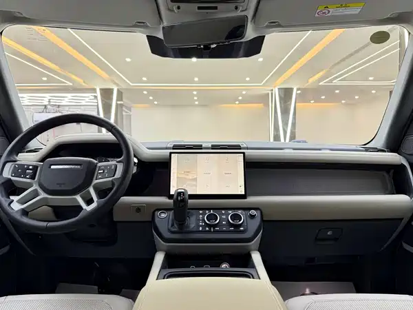 Land Rover Defender 2024