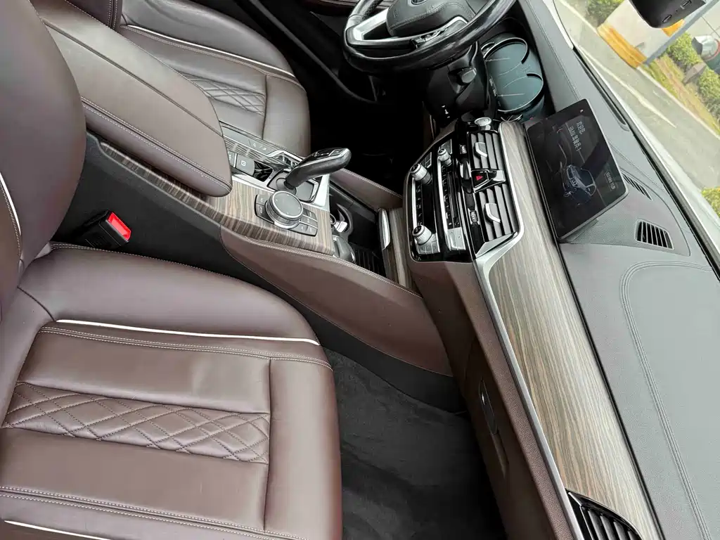 BMW 5 Series 2018 — фото 23
