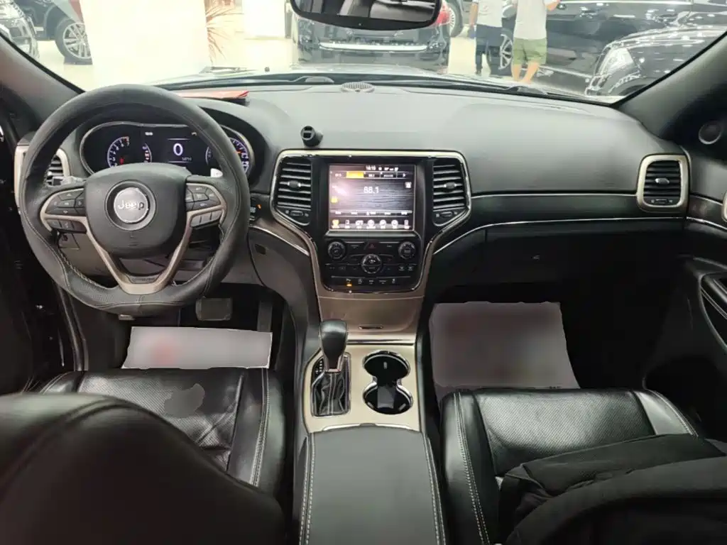 Jeep Grand Cherokee 2018 — фото 10