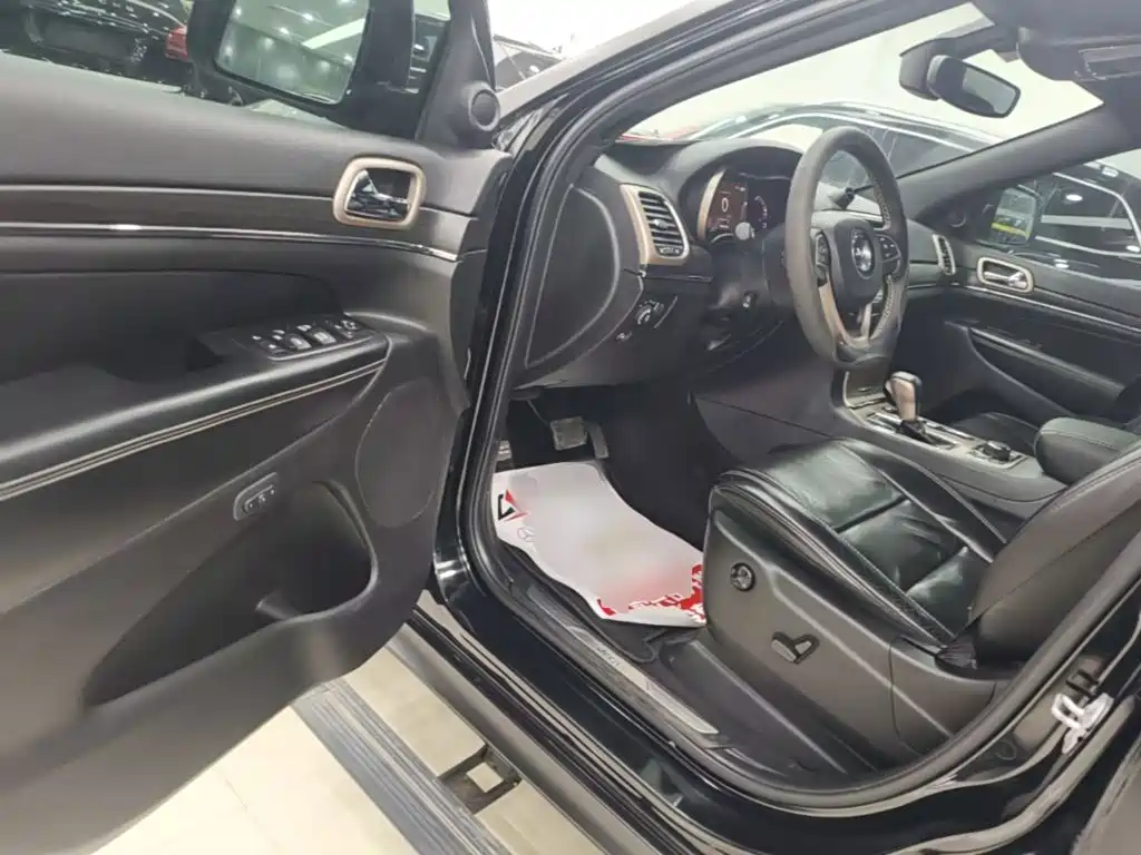Jeep Grand Cherokee 2018 — фото 16