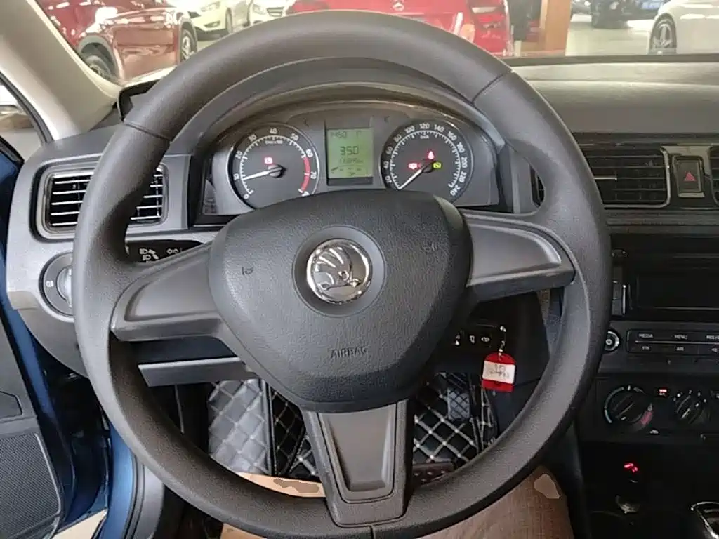 Skoda Rapid Spaceback 2014 — фото 11