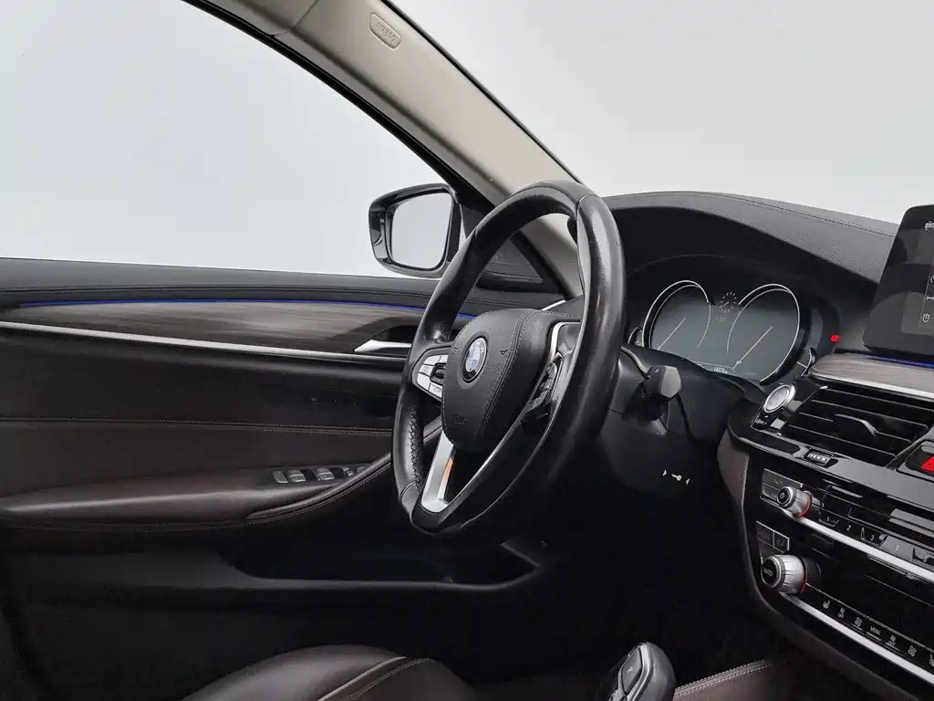 BMW 5 Series 2018 — фото 22