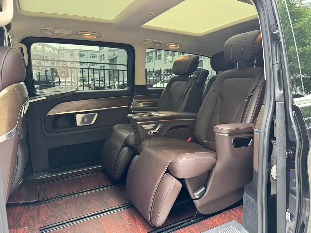 Mercedes-Benz V-Class 2023 — фото 12