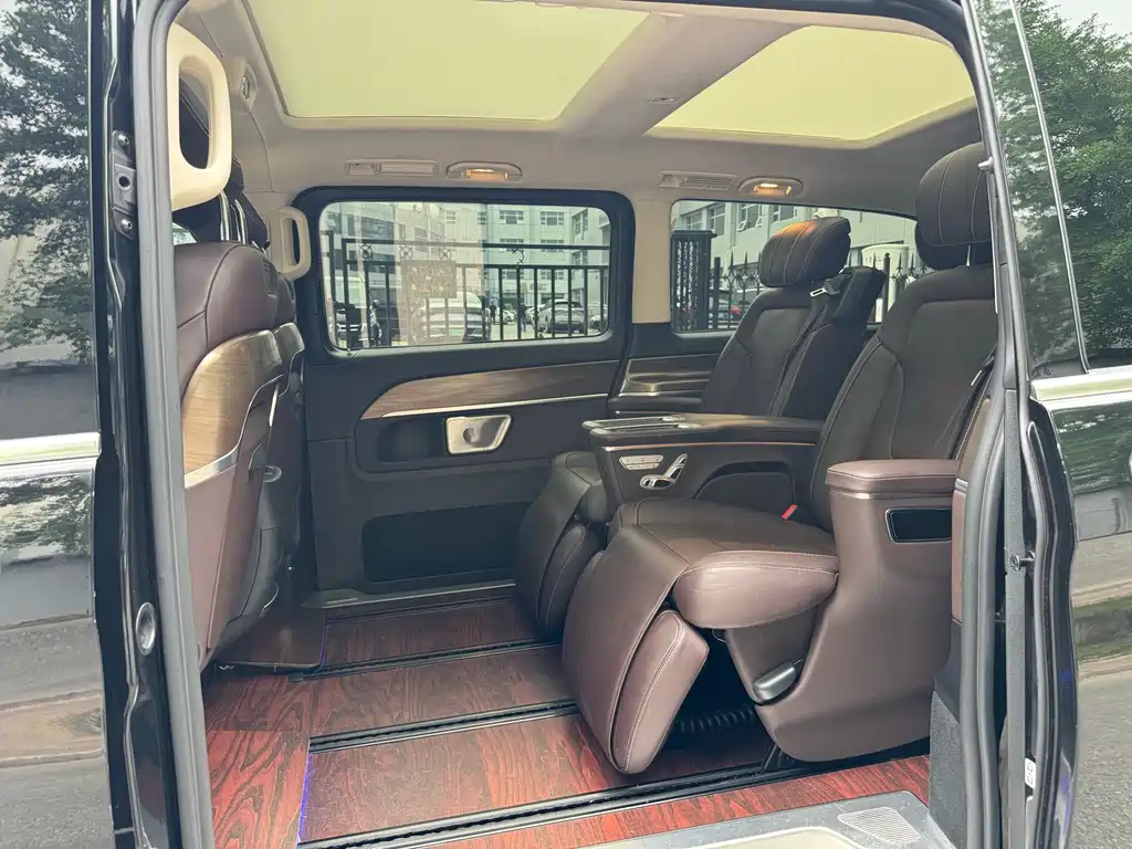 Mercedes-Benz V-Class 2023 — фото 24