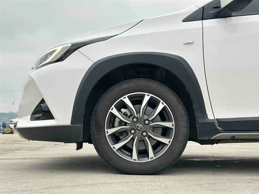 Toyota Yaris L 2022 — фото 10