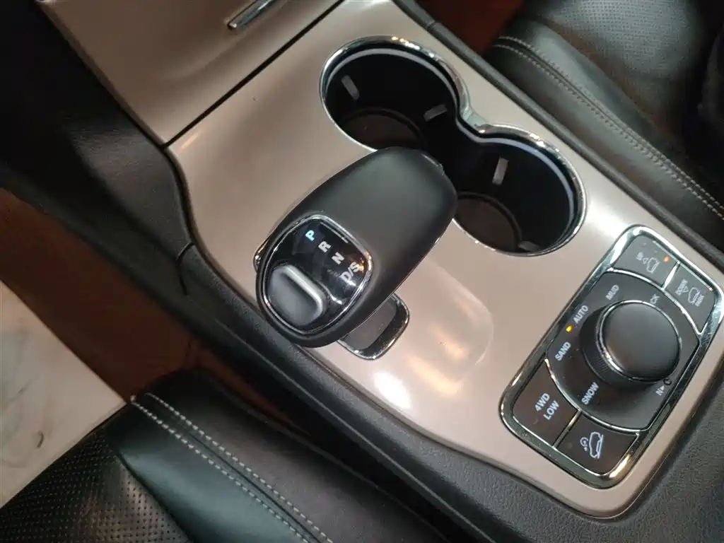 Jeep Grand Cherokee 2017 — фото 14