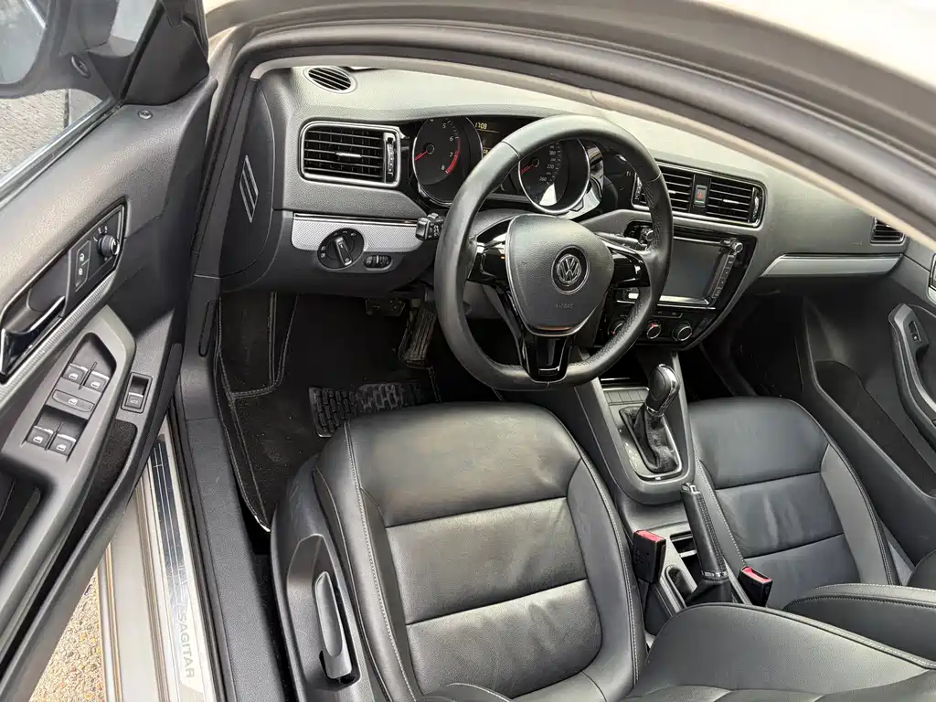 Volkswagen Sagitar 2015