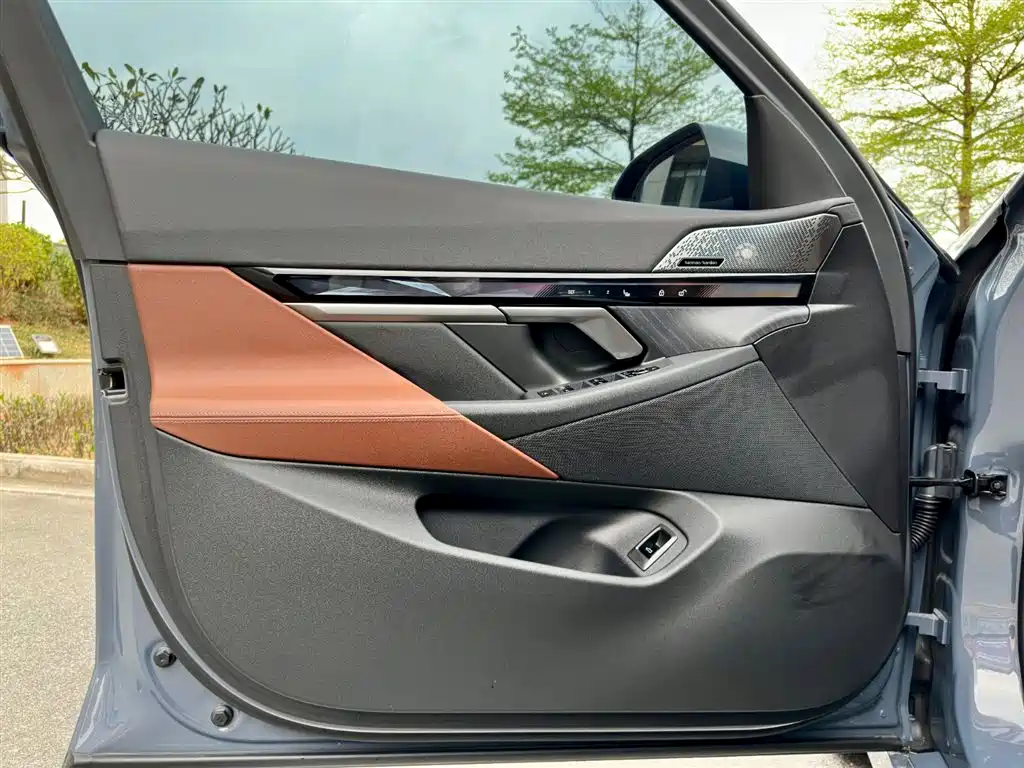 BMW 5 Series 2025 — фото 17