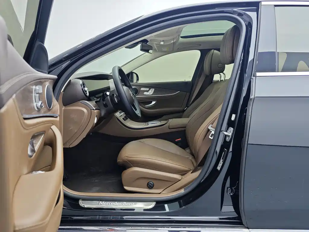 Mercedes-Benz E-Class 2023 — фото 16