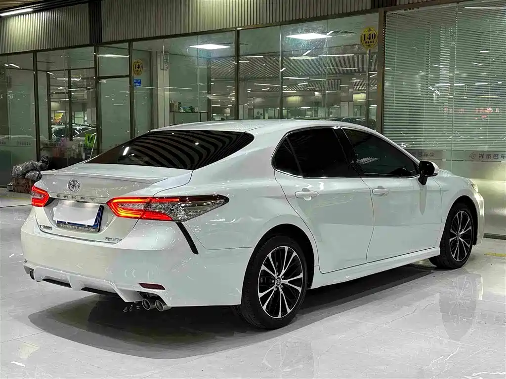 Toyota Camry 2021 — фото 8