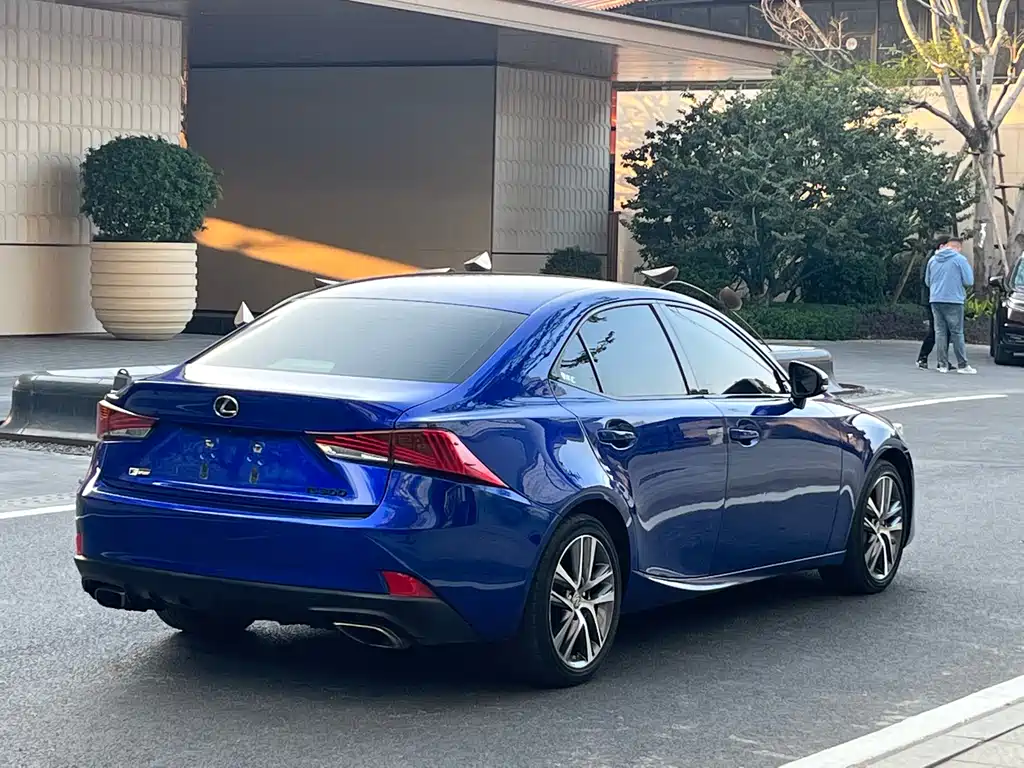 Lexus IS 2018 — фото 5