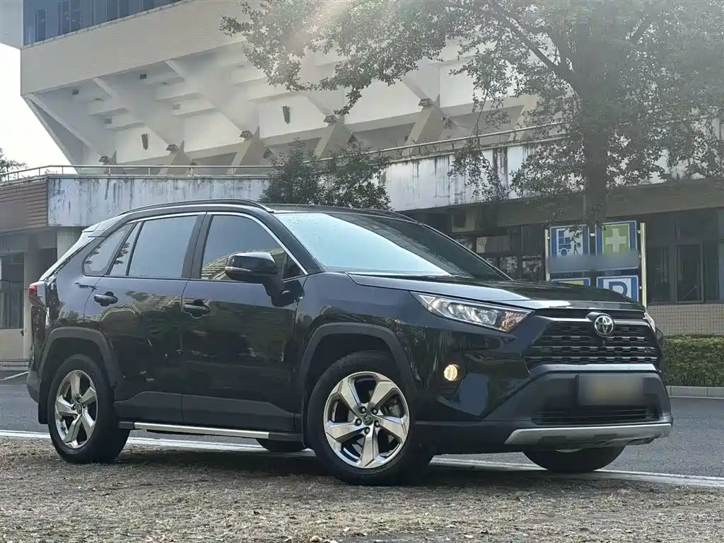 Toyota RAV4 2022 — фото 7