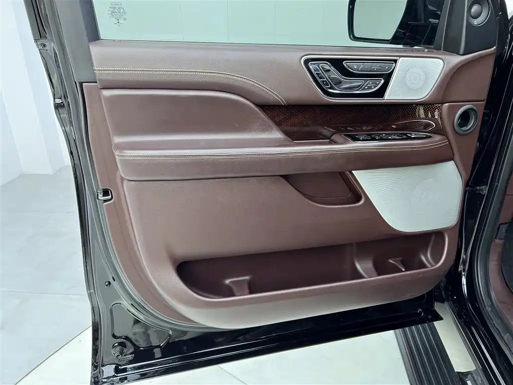 Lincoln Navigator 2021 — фото 17