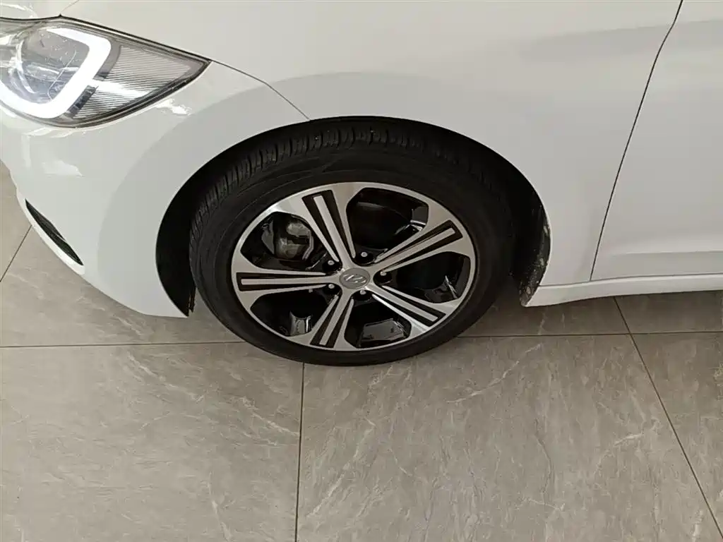 Hyundai Elantra 2018 — фото 23
