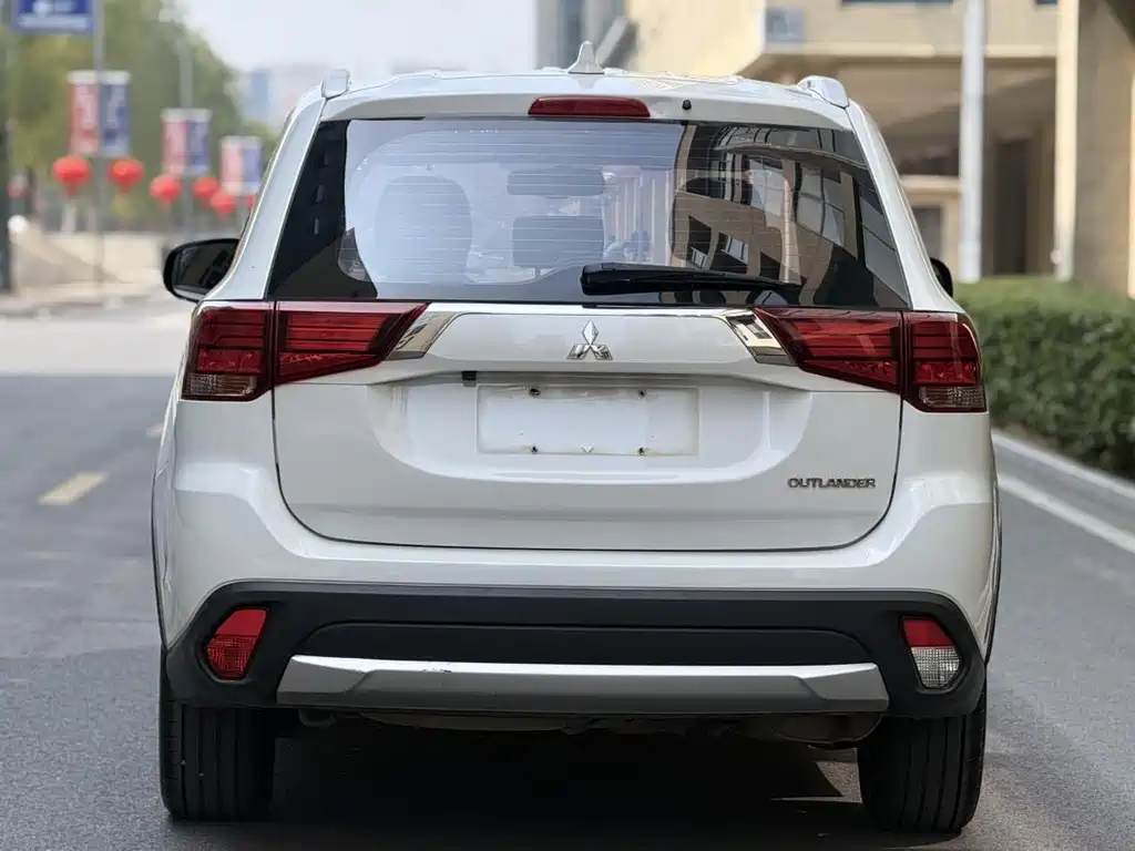 Mitsubishi Outlander 2018 — фото 9