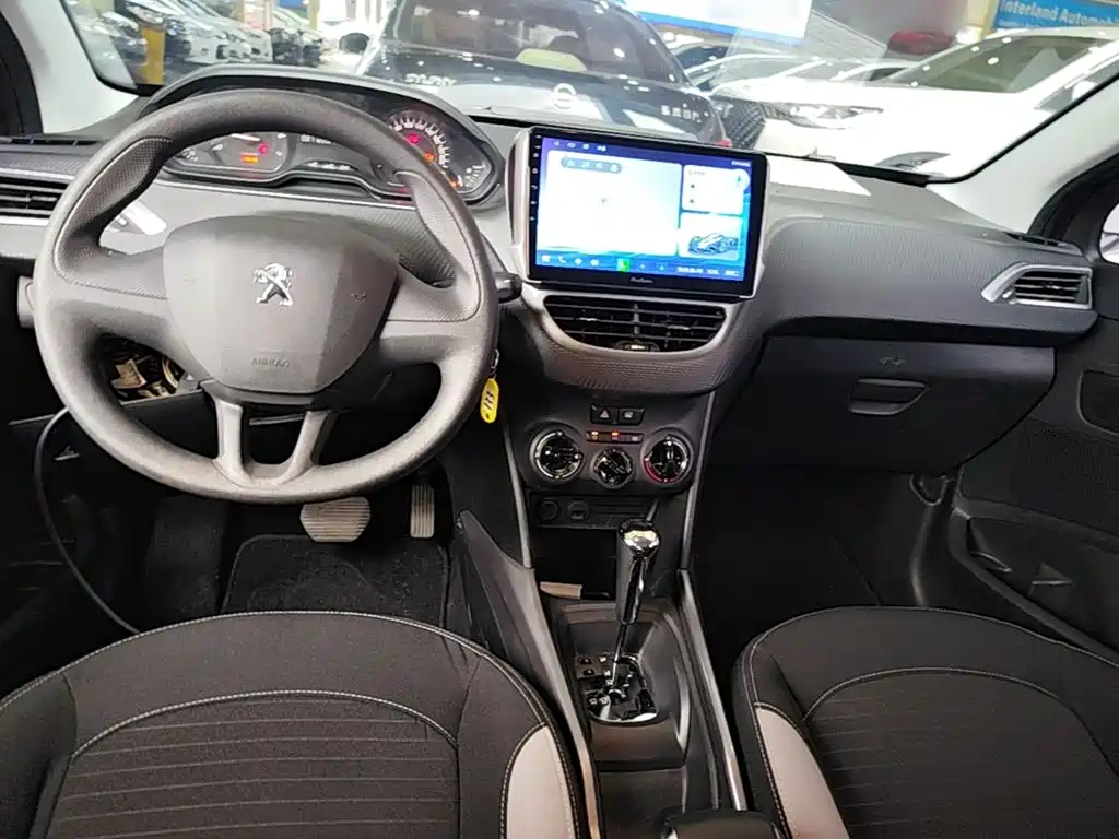 Peugeot 2008 2017 — фото 10