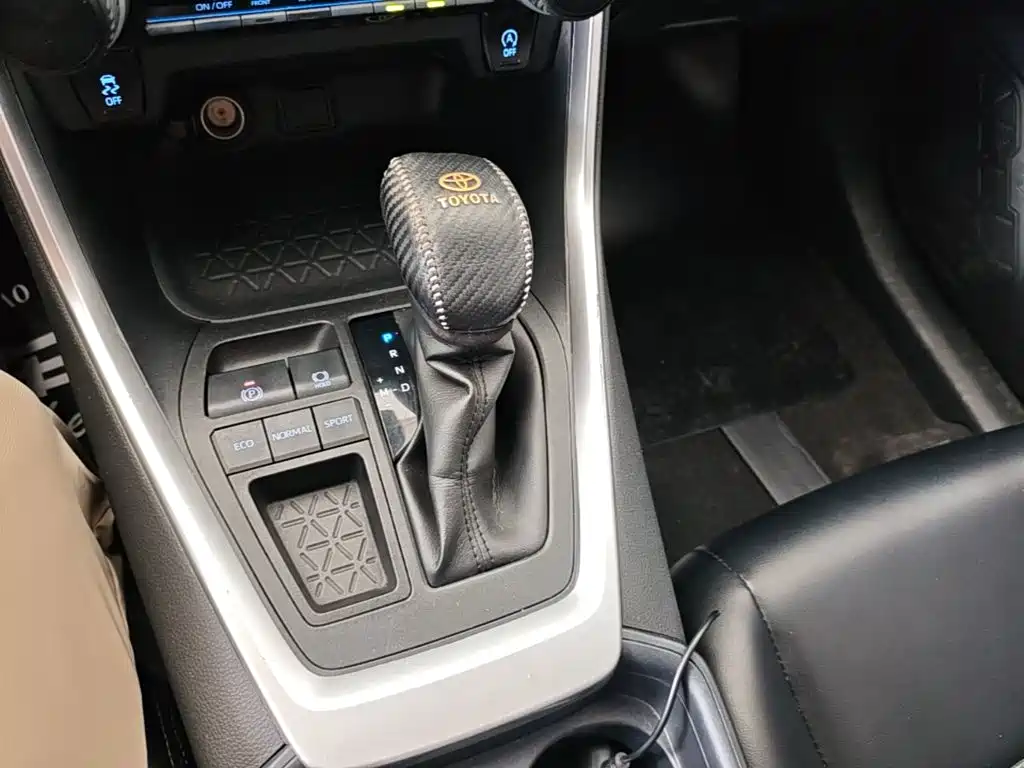 Toyota RAV4 2021 — фото 14