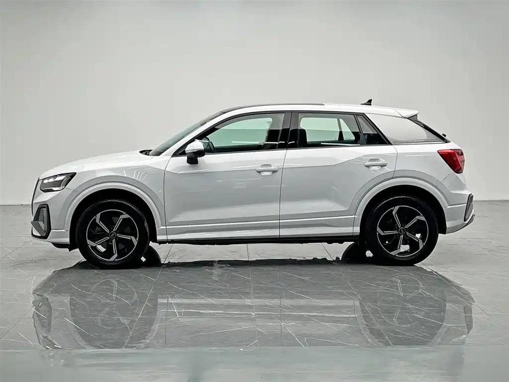 Audi Q2L e-tron 2022 — фото 3