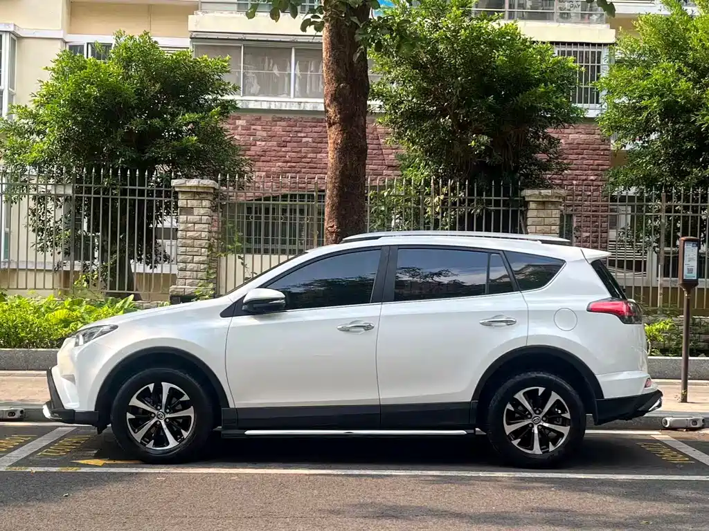 Toyota RAV4 2018 — фото 12