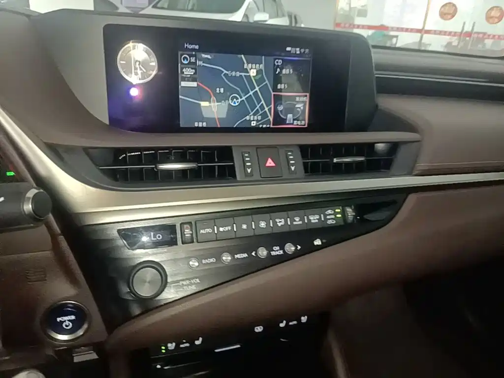 Lexus ES 2018 — фото 13