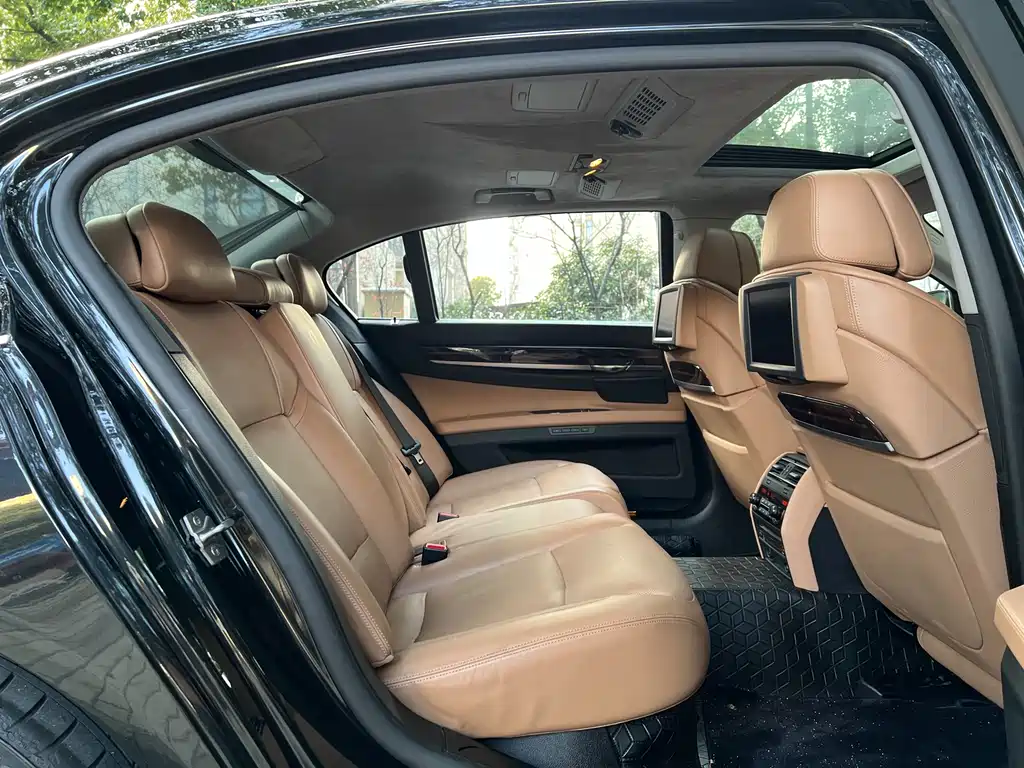 BMW 7 Series 2012 — фото 10
