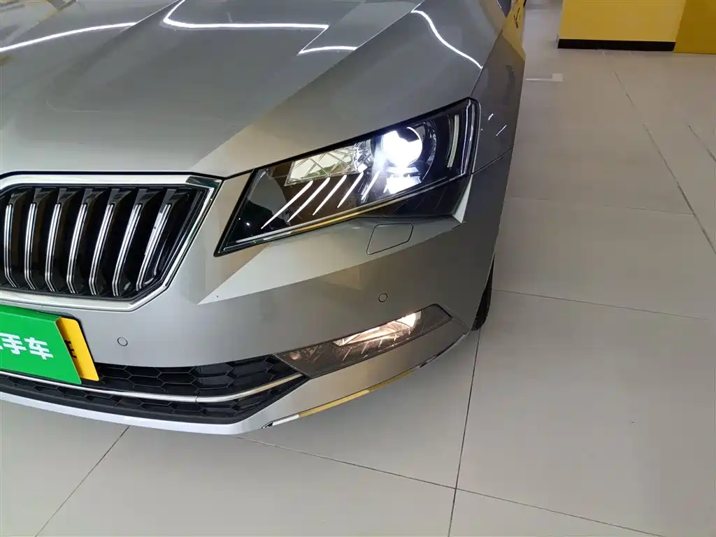 Skoda Superb 2017 — фото 17
