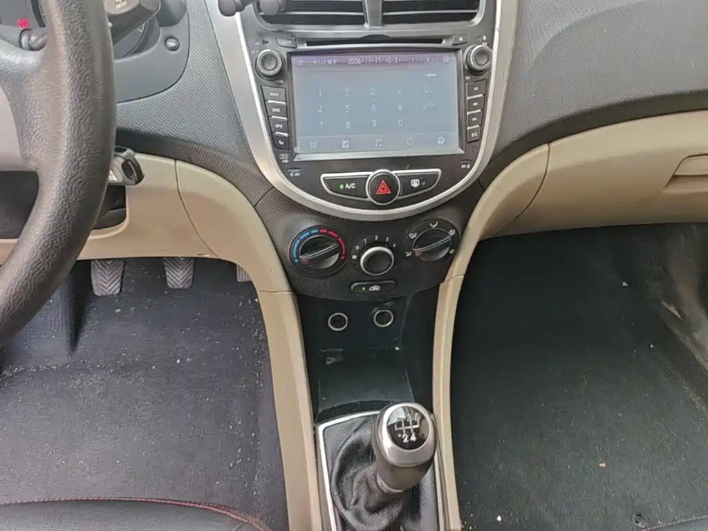 Hyundai Verna 2015 — фото 13