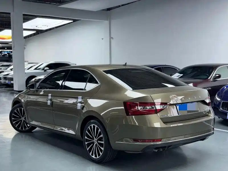 Skoda Superb 2019 — фото 11