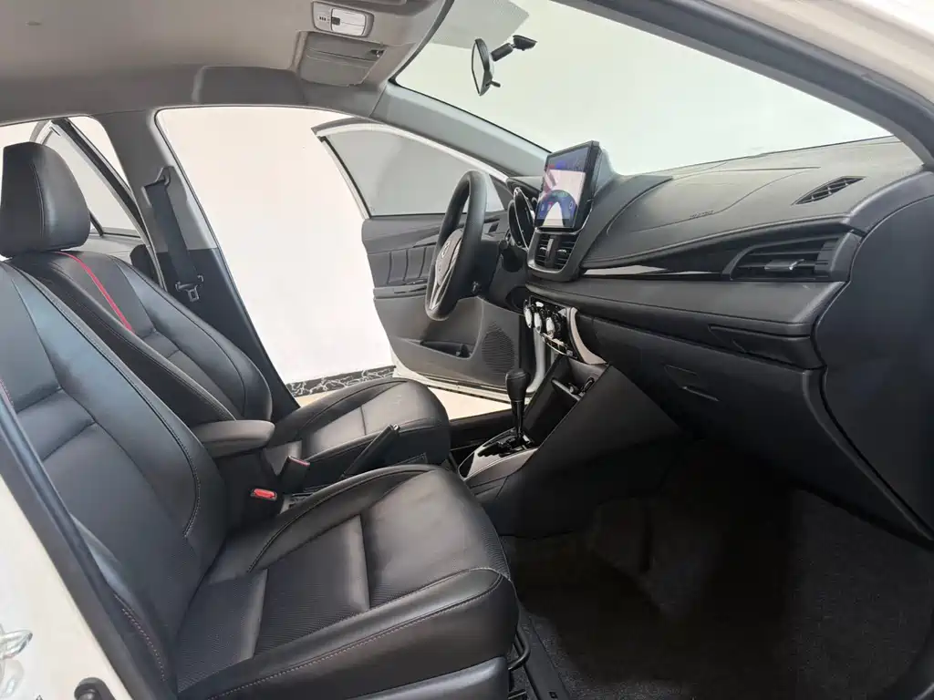 Toyota Yaris L 2023 — фото 10