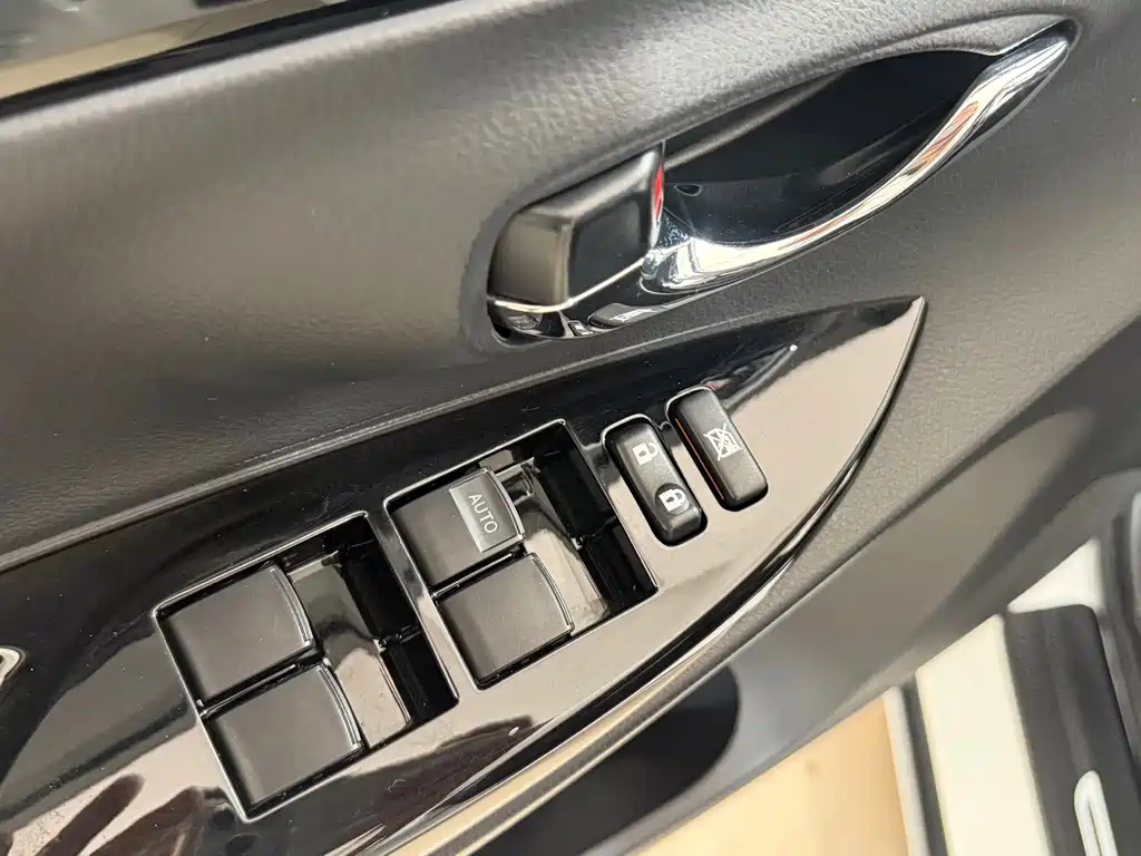 Toyota Yaris L 2023 — фото 17