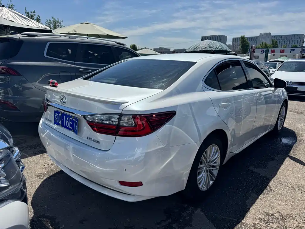 Lexus ES 2017 — фото 14